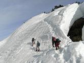 南峰直下の急な雪田を登る